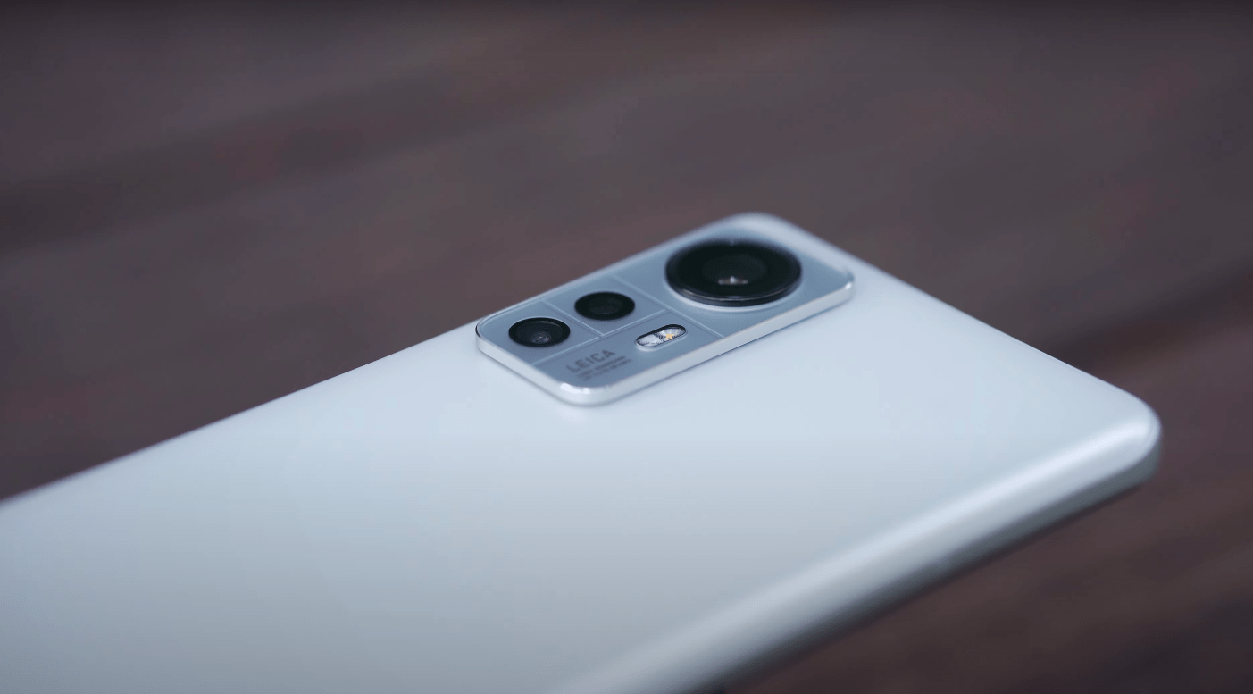Mặt sau Xiaomi 12S nổi bật với cụm 3 camera